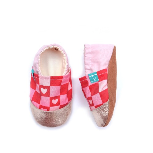 Widok-boczny-kapci-Titot-Sweet-Hearts,-pokazujacy-miekka-jasnorozowa-pietke-oraz-brazowa,-skorzana-podeszwe-barefoot..jpg